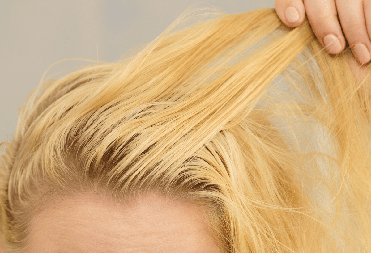 Cómo combatir el cabello graso: una guía sencilla